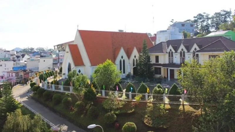 Dốc tin lành uốn lượn quanh ngôi nhà thờ Tin lành. Ảnh: Internet. Dốc tin lành uốn lượn quanh ngôi nhà thờ Tin lành. Ảnh: Internet.