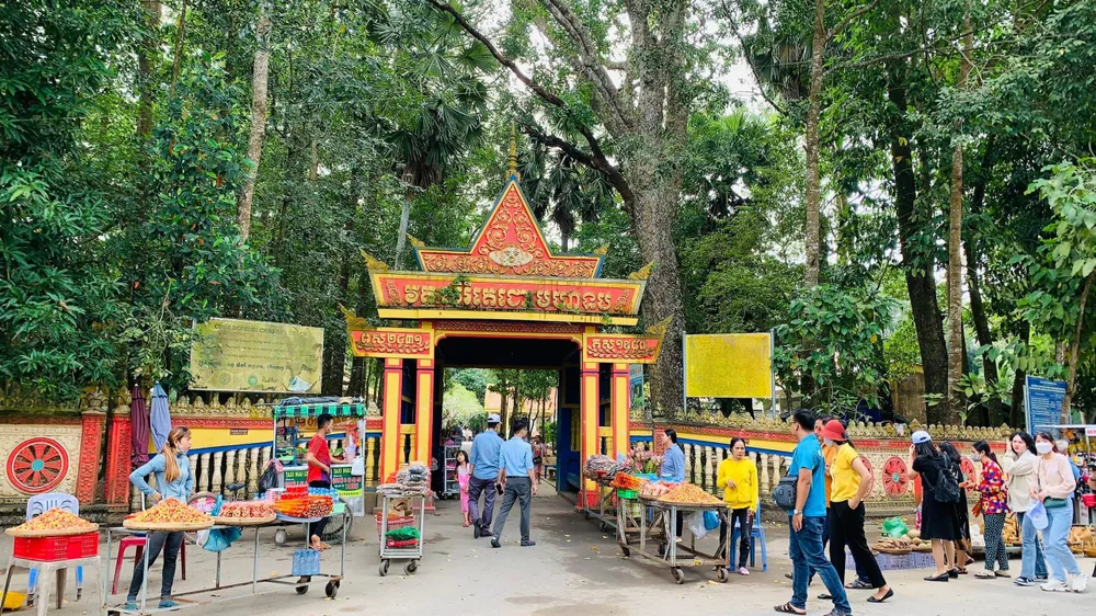 Cổng chính vào chùa Dơi, Sóc Trăng. Ảnh: PHƯƠNG LÊ. Cổng chính vào chùa Dơi, Sóc Trăng. Ảnh: PHƯƠNG LÊ.