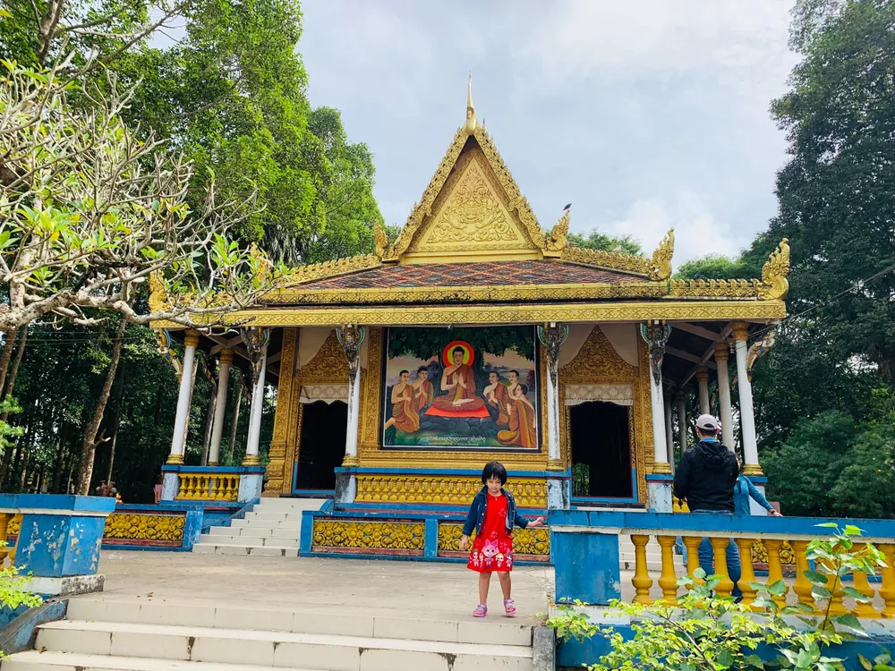 Ngôi chùa càng lộng lẫy hơn khi hoà mình vào rặng cây xanh mướt. Ảnh: PHƯƠNG LÊ. Ngôi chùa càng lộng lẫy hơn khi hoà mình vào rặng cây xanh mướt. Ảnh: PHƯƠNG LÊ.