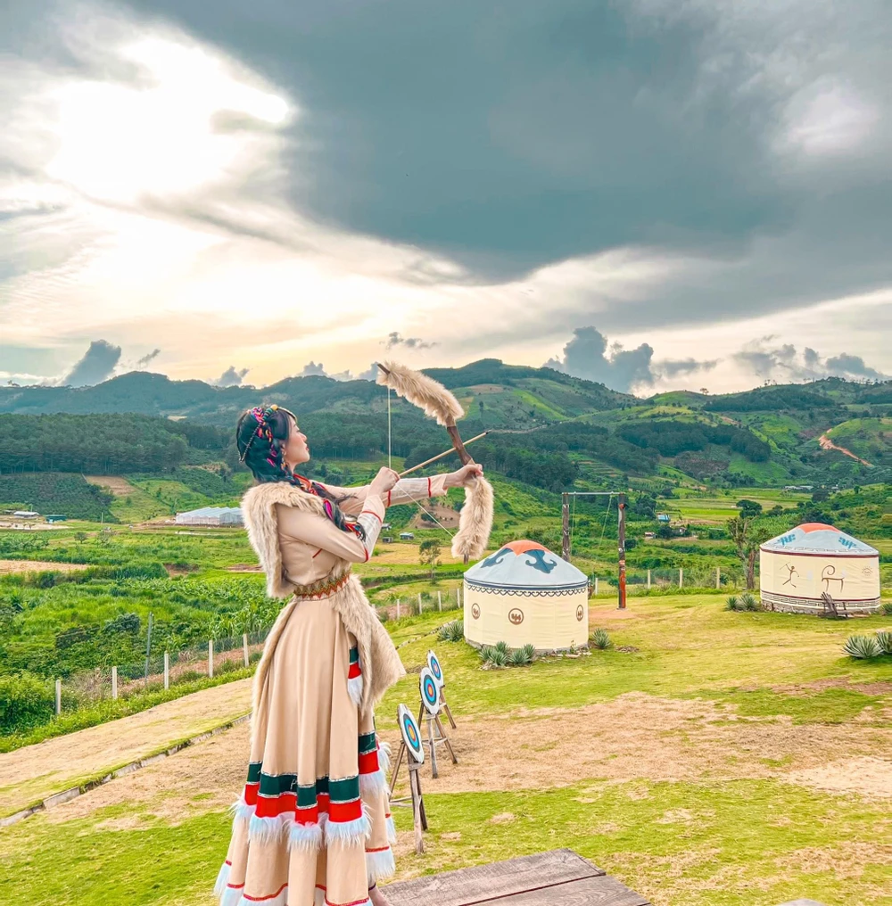 Du khách trải nghiệm trò chơi bắn cung. Ảnh: Fanpage Mongo Land Dalat. Du khách trải nghiệm trò chơi bắn cung. Ảnh: Fanpage Mongo Land Dalat.
