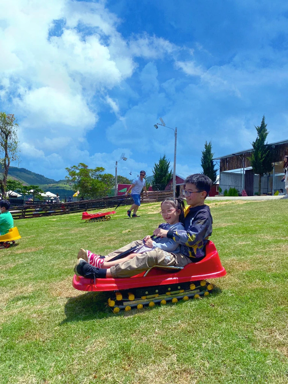 Du khách trải nghiệm trò chơi trượt cỏ. Ảnh: Fanpage Mongo Land Dalat. Du khách trải nghiệm trò chơi trượt cỏ. Ảnh: Fanpage Mongo Land Dalat.