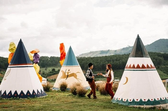Những chiếc lều Mông Cổ đầy màu sắc ấn tượng. Ảnh: Fanpage Mongo Land Dalat. Những chiếc lều Mông Cổ đầy màu sắc ấn tượng. Ảnh: Fanpage Mongo Land Dalat.