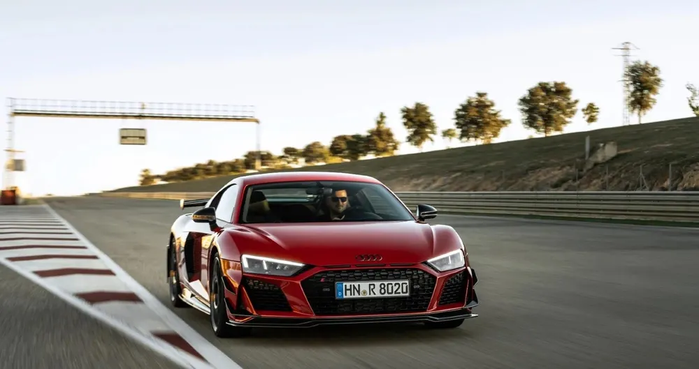 Audi R8 được trang bị động cơ V10 mạnh mẽ sử dụng hộp số tự động 7 cấp. Ảnh: Hotcars. Audi R8 được trang bị động cơ V10 mạnh mẽ sử dụng hộp số tự động 7 cấp. Ảnh: Hotcars.