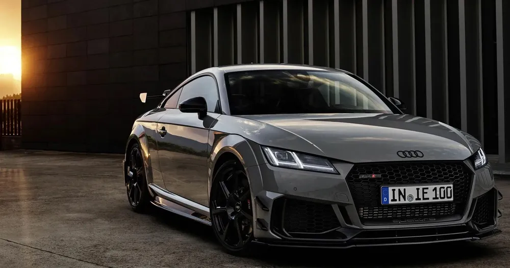 Audi TT RS là một chiếc xe thể thao hiệu suất cao mang thiết kế bóng bẩy. Ảnh: Hotcars. Audi TT RS là một chiếc xe thể thao hiệu suất cao mang thiết kế bóng bẩy. Ảnh: Hotcars.