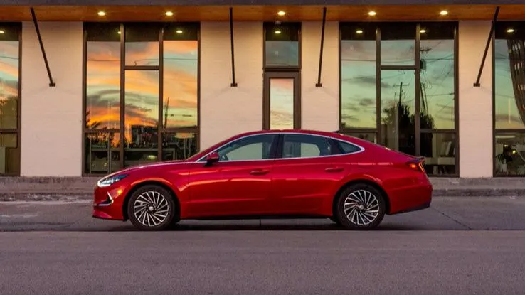 Hyundai Elantra Hybrid có mức giá 24.000 USD. Ảnh: Motorbiscuit.