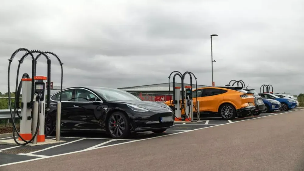 EU sẽ đặt giới hạn CO2 tối đa cho pin có thể ra mắt sớm nhất là vào tháng 7 năm 2027. Ảnh: Carscoops. EU sẽ đặt giới hạn CO2 tối đa cho pin có thể ra mắt sớm nhất là vào tháng 7 năm 2027. Ảnh: Carscoops.