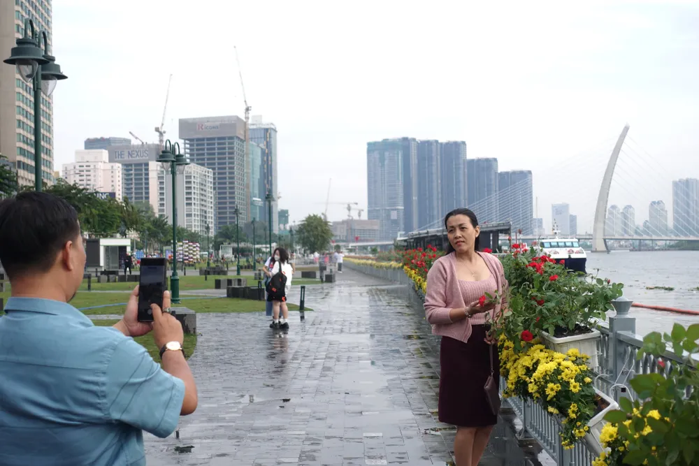 Ngày đầu năm, tại một số địa điểm vui chơi, Công viên bến Bạch Đằng, phố đi bộ,.. đã thu hút người dân không kể già, trẻ đến vui chơi, "sống ảo", ghi lại khoảnh khắc đẹp trong ngày đầu xuân. Ảnh: PHƯƠNG LÊ. Ngày đầu năm, tại một số địa điểm vui chơi, Công viên bến Bạch Đằng, phố đi bộ,.. đã thu hút người dân không kể già, trẻ đến vui chơi, "sống ảo", ghi lại khoảnh khắc đẹp trong ngày đầu xuân. Ảnh: PHƯƠNG LÊ.