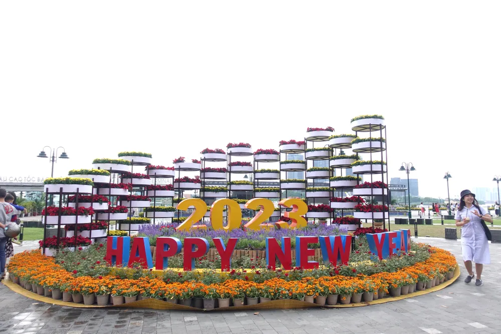 Tại Công viên bến Bạch Đằng đã được dựng lên nhiều tiểu cảnh đẹp, hấp dẫn thu hút nhiều người dân tới "check in". Ảnh: PHƯƠNG LÊ. Tại Công viên bến Bạch Đằng đã được dựng lên nhiều tiểu cảnh đẹp, hấp dẫn thu hút nhiều người dân tới "check in". Ảnh: PHƯƠNG LÊ.