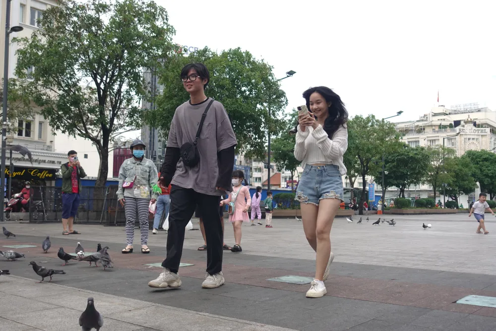 Bạn trẻ thích thú đi dạo mát, tham quan tại phố đi bộ Nguyễn Huệ. Ảnh: PHƯƠNG LÊ. Bạn trẻ thích thú đi dạo mát, tham quan tại phố đi bộ Nguyễn Huệ. Ảnh: PHƯƠNG LÊ.