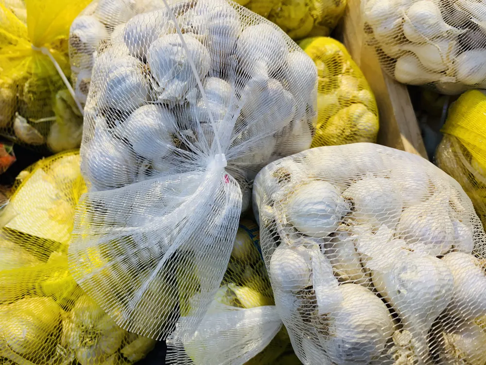 Tỏi còn được coi là một loại thảo mộc cực kỳ tốt và mang lại nhiều lợi ích cho sức khỏe. Ảnh: PHƯƠNG LÊ. Tỏi còn được coi là một loại thảo mộc cực kỳ tốt và mang lại nhiều lợi ích cho sức khỏe. Ảnh: PHƯƠNG LÊ.