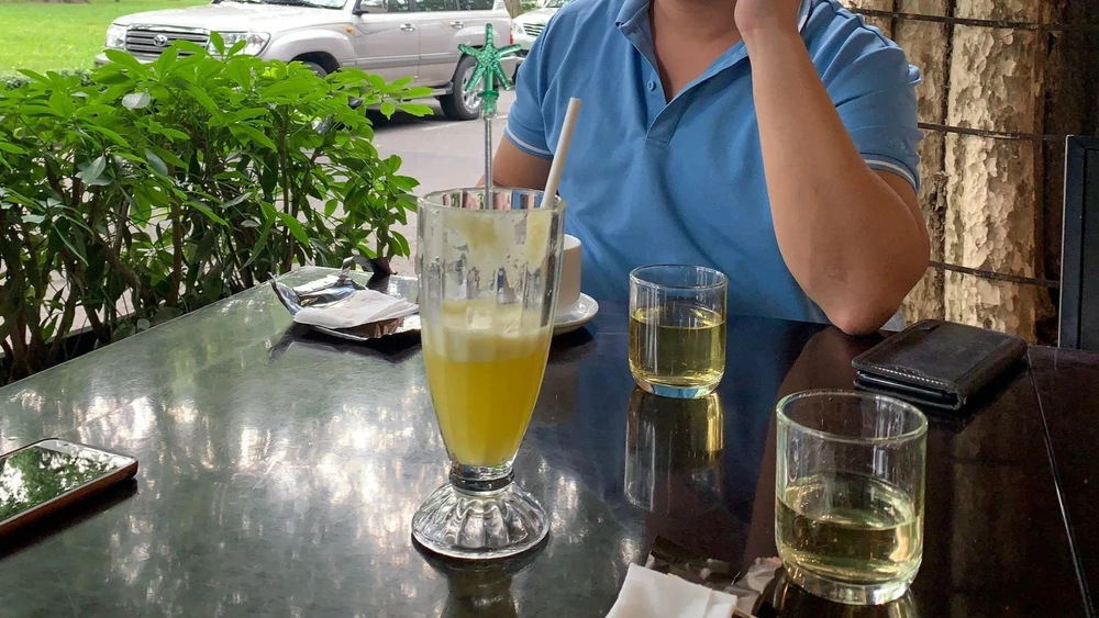 Uống nhiều nước hơn so với bình thường để đào thải sỏi thận một cách tự nhiên. Ảnh: PHƯƠNG LÊ.