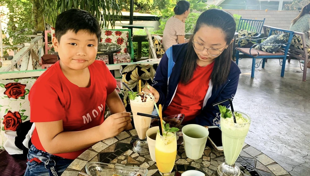 Uống nước chanh tươi pha với nước ấm hàng ngày cũng có thể đào thải sỏi thận tự nhiên. Ảnh: PHƯƠNG LÊ.