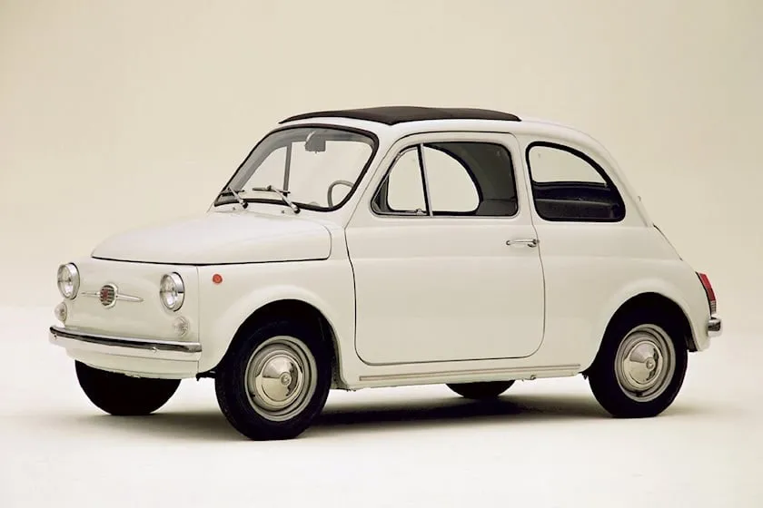 Fiat 500 là một trong những chiếc &quot;ô tô dành cho đại chúng&quot; sớm nhất trên thị trường. Ảnh: Carbuzz.