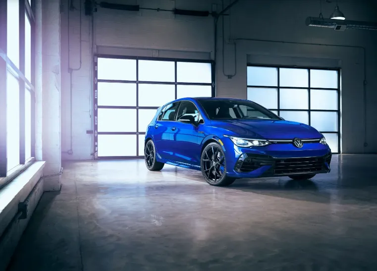 Volkswagen Golf R 2023 với giá cơ bản là 44.740 USD. Ảnh: Motorbiscuit.