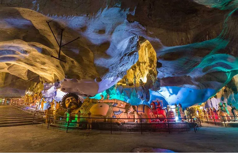 Động Batu, Malaysia từng là nơi trú ẩn của các bộ lạc cổ đại. Ảnh: Thetravel.