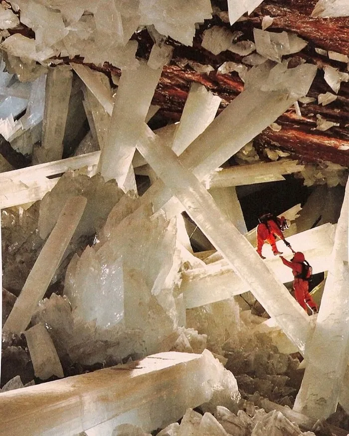 Hang mỏ Naica, Mexico có độ sâu 122m và vách hang đẹp như pha lê. Ảnh: Thetravel.