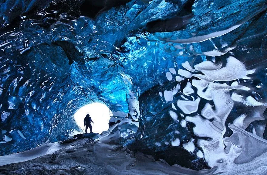 Hang băng Vatnajokull, Iceland có nhiều dòng sông băng ở bên trong ấn tượng. Ảnh: Thetravel.