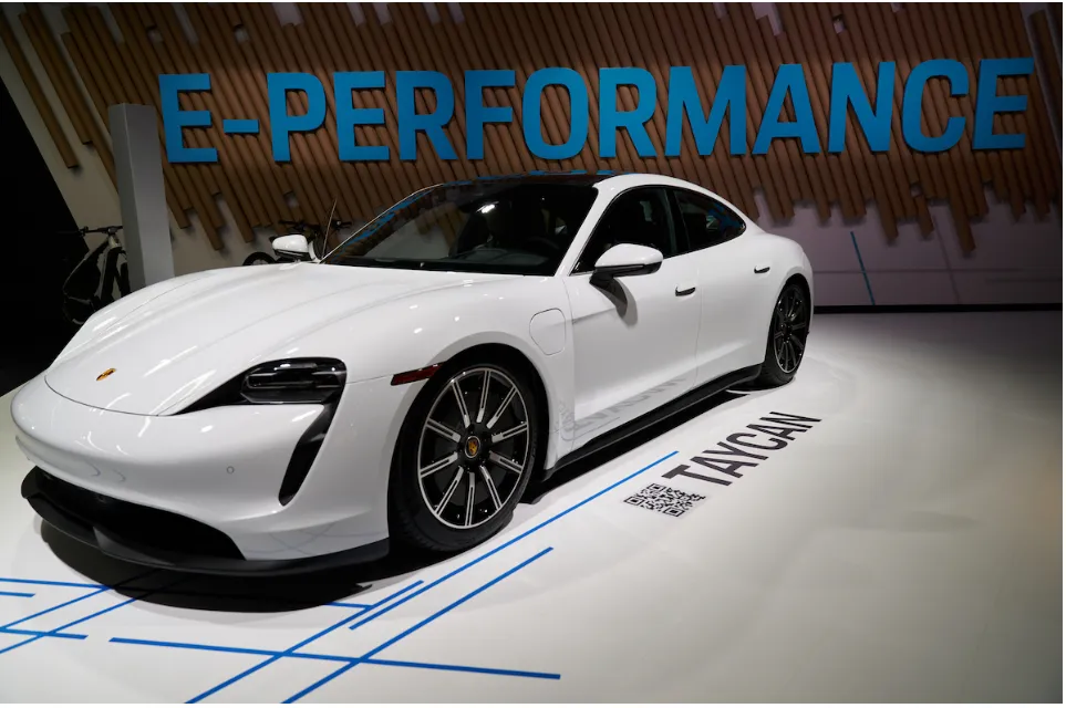 Porsche Taycan 2023 có giá từ 86.700 USD đến 190.000 USD. Ảnh: Motorbiscuit.