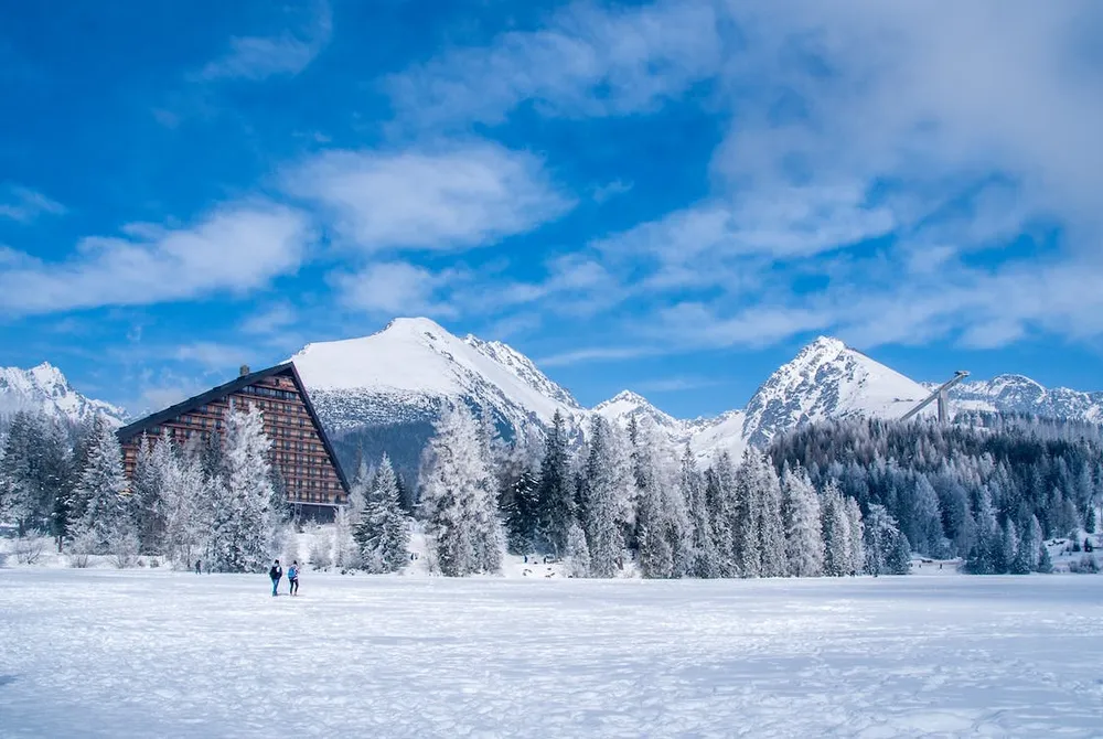 Reykjavik, Iceland vào mùa đông được bao phủ bởi tuyết trắng xóa. Ảnh: Thetravel.