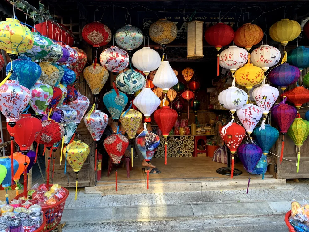 Bán lồng đèn là một đặc trưng của phố cổ Hội An. Ảnh: PHƯƠNG LÊ.