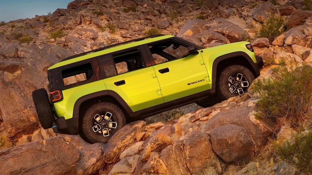 Chiếc SUV điện gầm cao này phù hợp chạy trên một số cung đường khó khăn nhất. Ảnh: Motorbiscuit.