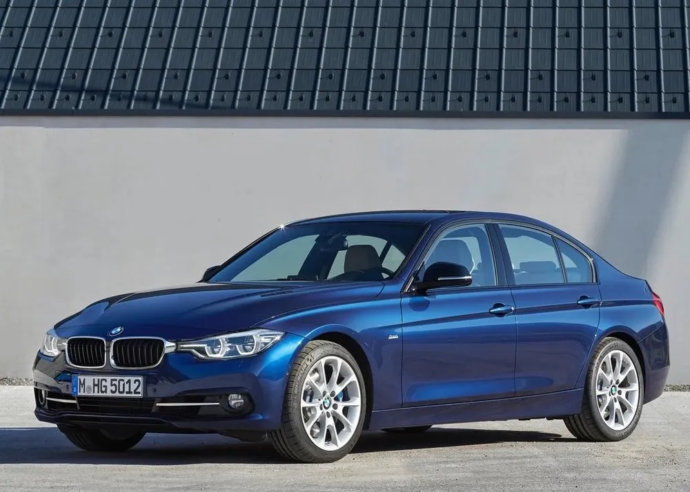 BMW 3 Series 2013 cung cấp bốn tùy chọn động cơ. Ảnh: Motorbiscuit.