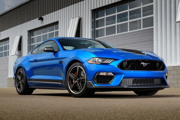 Ford Mustang 2014 là một chiếc coupe thể thao nhanh giá rẻ. Ảnh: Motorbiscuit.