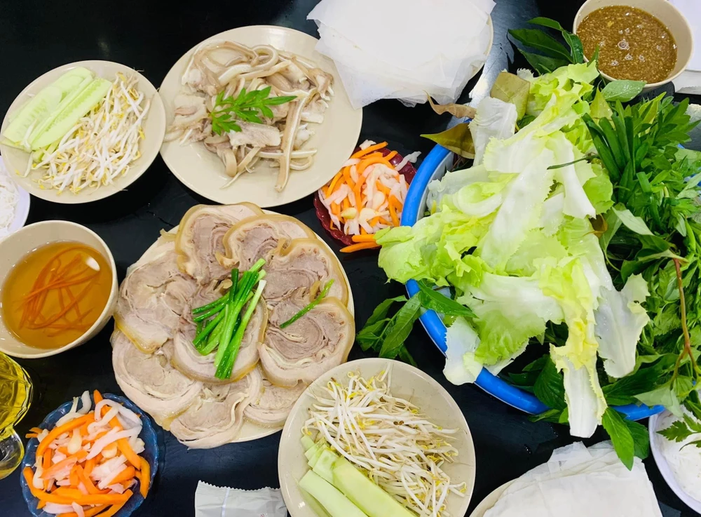 Món ăn được chuẩn bị công phu và tỉ mỉ. Ảnh: PHƯƠNG LÊ.