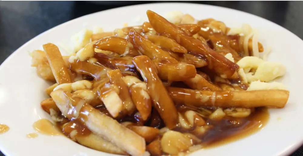 Khoai tây kết hợp nước sốt thịt và phô mai được người dân Canada để giảm say. Ảnh: CNN Travel. Khoai tây kết hợp nước sốt thịt và phô mai được người dân Canada để giảm say. Ảnh: CNN Travel.