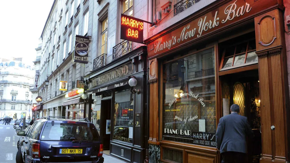 Bloody Mary là món ăn giải rượu phổ biến ở các quán bar ở Paris. Ảnh: CNN Travel. Bloody Mary là món ăn giải rượu phổ biến ở các quán bar ở Paris. Ảnh: CNN Travel.