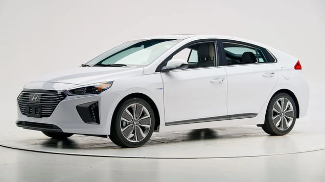 Hyundai Ioniq 2022 từng đoạt giải thưởng đứng đầu danh sách những chiếc hatchback tiết kiệm nhiên liệu nhất. Ảnh: Motorbiscuit.