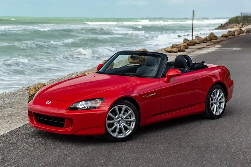 Honda S2000 có động cơ tuyệt vời và vòng tua cao. Ảnh: Carbuzz. Honda S2000 có động cơ tuyệt vời và vòng tua cao. Ảnh: Carbuzz.
