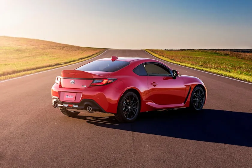 Toyota GR86, người anh em song sinh của nó, Subaru BRZ và Mazda MX-5 hiện tại. Ảnh: Carbuzz. Toyota GR86, người anh em song sinh của nó, Subaru BRZ và Mazda MX-5 hiện tại. Ảnh: Carbuzz.