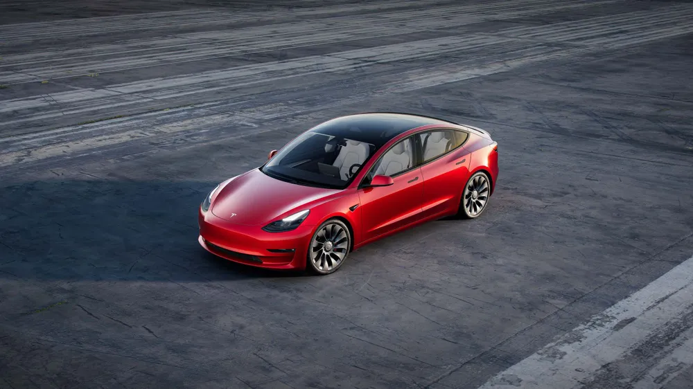 Tesla Model 3 có phạm vi lái 358 dặm (573 km) sau mỗi lần sạc đầy. Ảnh: Motorbiscuit. Tesla Model 3 có phạm vi lái 358 dặm (573 km) sau mỗi lần sạc đầy. Ảnh: Motorbiscuit.