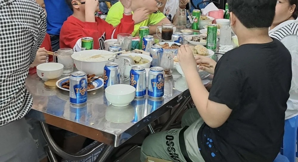 Uống rượu, bia là một trong những nguyên nhân chính gây ra các bệnh hiểm nghèo, trong đó có ung thư. Ảnh: PHƯƠNG LÊ.