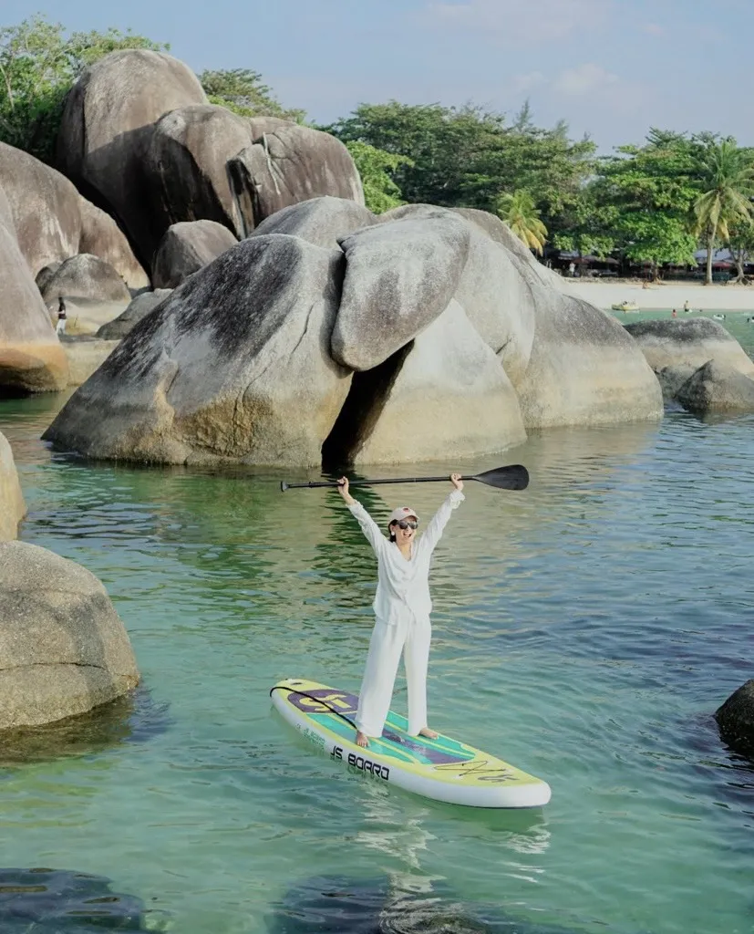 Đảo Belitung, bãi biển có những viên sỏi granit mịn. Ảnh: Thetravel.