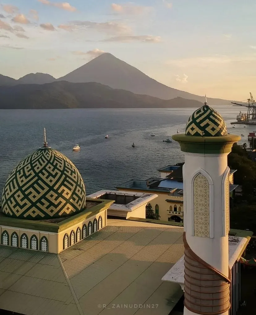 Đảo Ternate có nhiều công trình kiến trúc lịch sử. Ảnh: Thetravel.