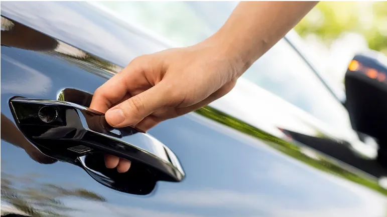 Nút vào không cần chìa khóa trên Tay nắm cửa. Ảnh: Motorbiscuit. Nút vào không cần chìa khóa trên Tay nắm cửa. Ảnh: Motorbiscuit.