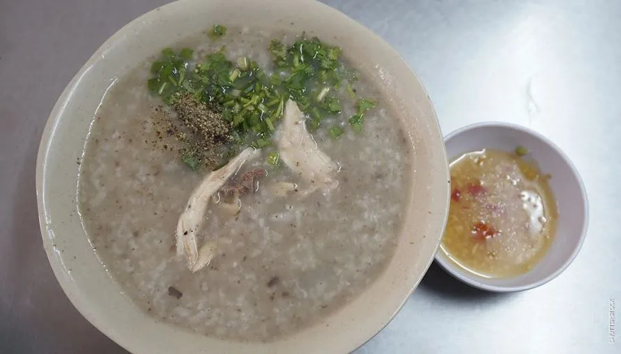 Cháo thịt gà chế biến đơn giản, thơm ngon và bổ dưỡng. Ảnh: Tasteatlas.