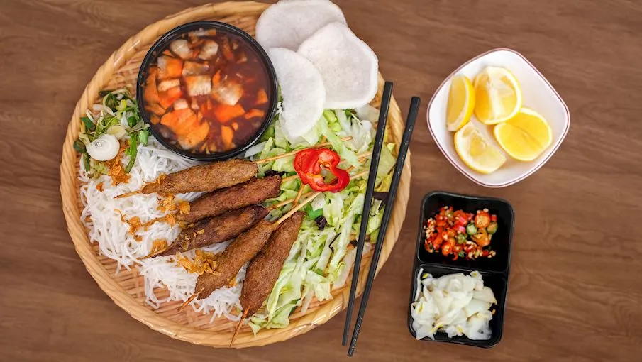 Nem lụi là món được người dân địa phương và khách du lịch yêu thích. Ảnh: Tasteatlas.