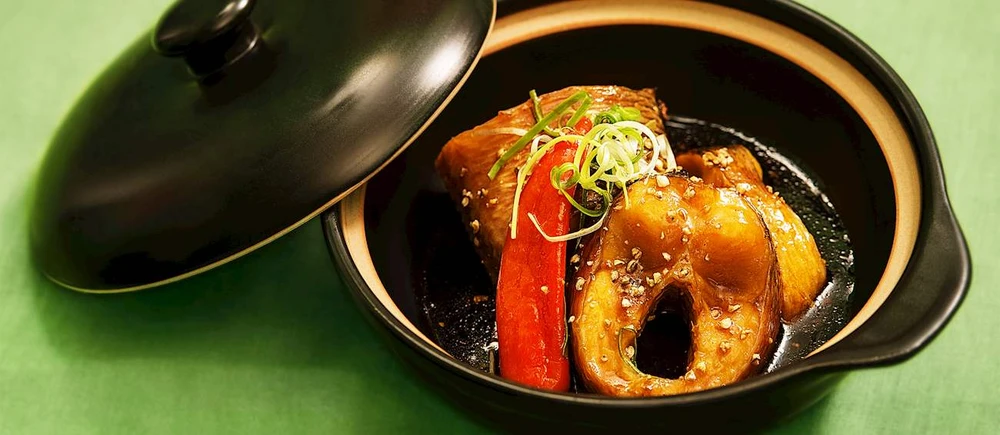 Cá kho tộ ăn chung với cơm trắng và kèm rau luộc là hoàn hảo. Ảnh: Tasteatlas.