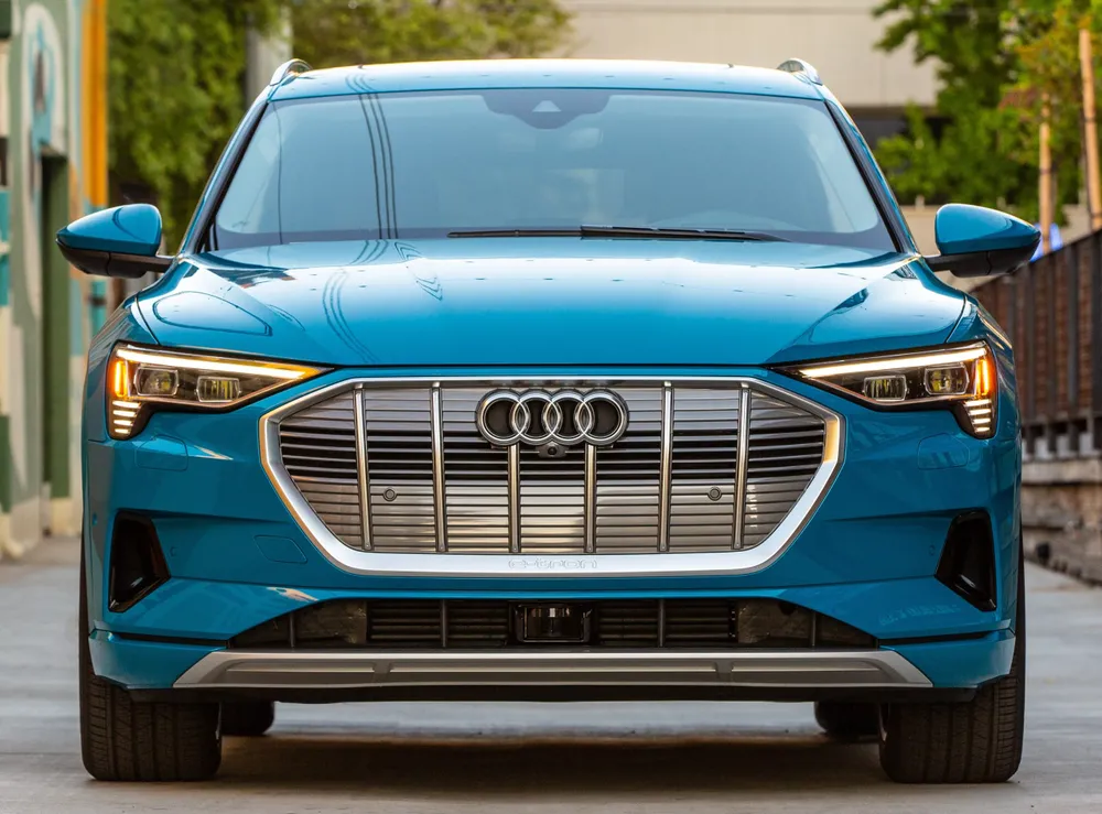 Audi E-Tron 2019, chi phí bảo dưỡng trung bình hơn 22 triệu đồng/năm. Ảnh: Hotcars. Audi E-Tron 2019, chi phí bảo dưỡng trung bình hơn 22 triệu đồng/năm. Ảnh: Hotcars.