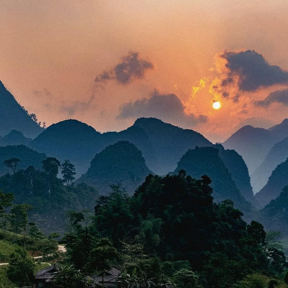 Con đường cheo leo và uốn lượn theo các dãy núi. Ảnh: RORY NGUYỄN. Con đường cheo leo và uốn lượn theo các dãy núi. Ảnh: RORY NGUYỄN.