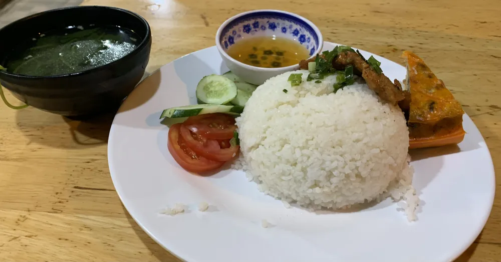 Cơm thừa không nên hâm nóng lại trong lò vi sóng vì có thể gây hại cho cơ thể. Ảnh: PHƯƠNG LÊ. Cơm thừa không nên hâm nóng lại trong lò vi sóng vì có thể gây hại cho cơ thể. Ảnh: PHƯƠNG LÊ.