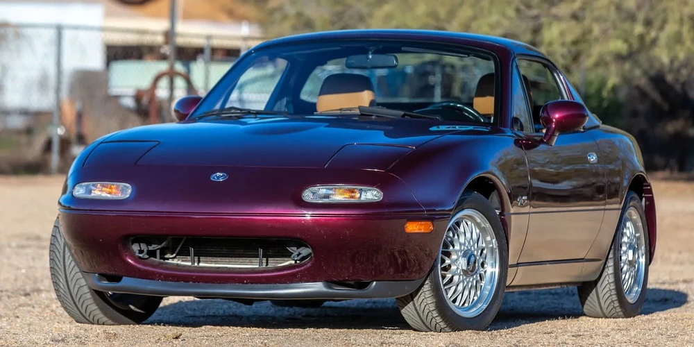 Mazda MX-5 Miata (NA) có giá 8.400 USD. Ảnh: Hotcars.
