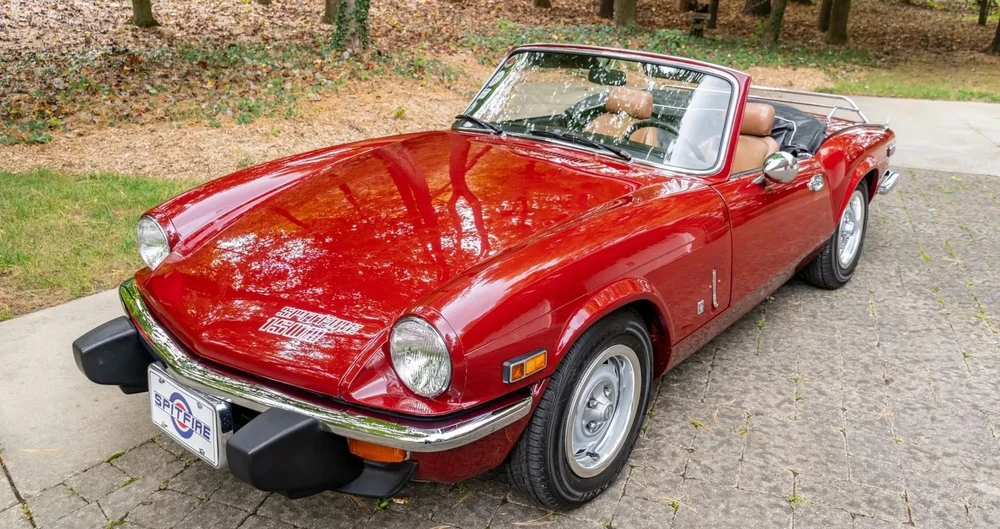 Triumph Spitfire có giá 7.700 USD. Ảnh: Hotcars.