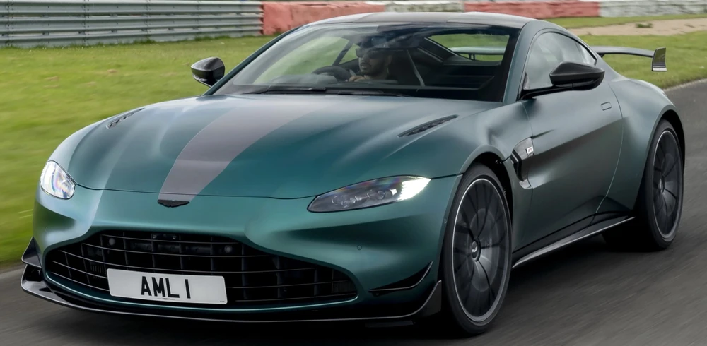 Aston Martin Vantage V8 2023 có giá 146.986 -158,186 USD. Ảnh: Hotcars.