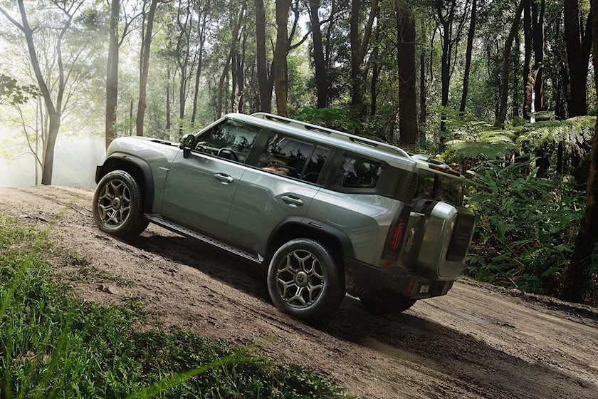 Xe còn được trang bị cả sạc không dây. Ảnh: Carbuzz.