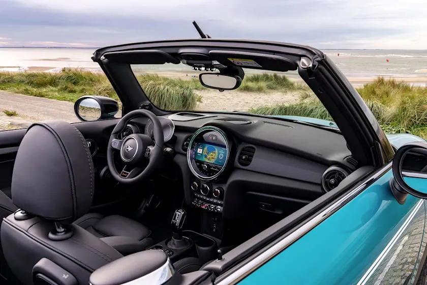 Xe còn có bảng điều khiển hình đồng hồ độc đáo. Ảnh: Carbuzz.