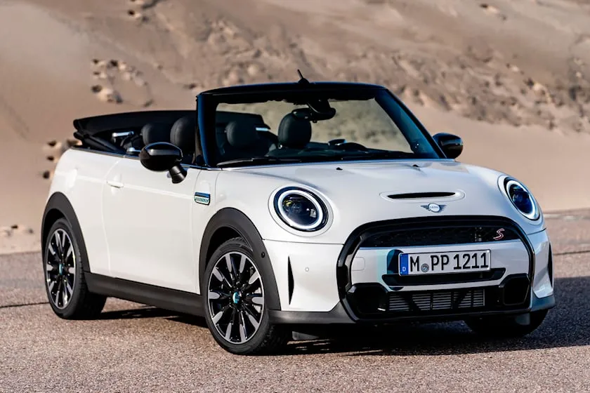 Chiếc xe Mini này còn được bọc ghế bằng da. Ảnh: Carbuzz.